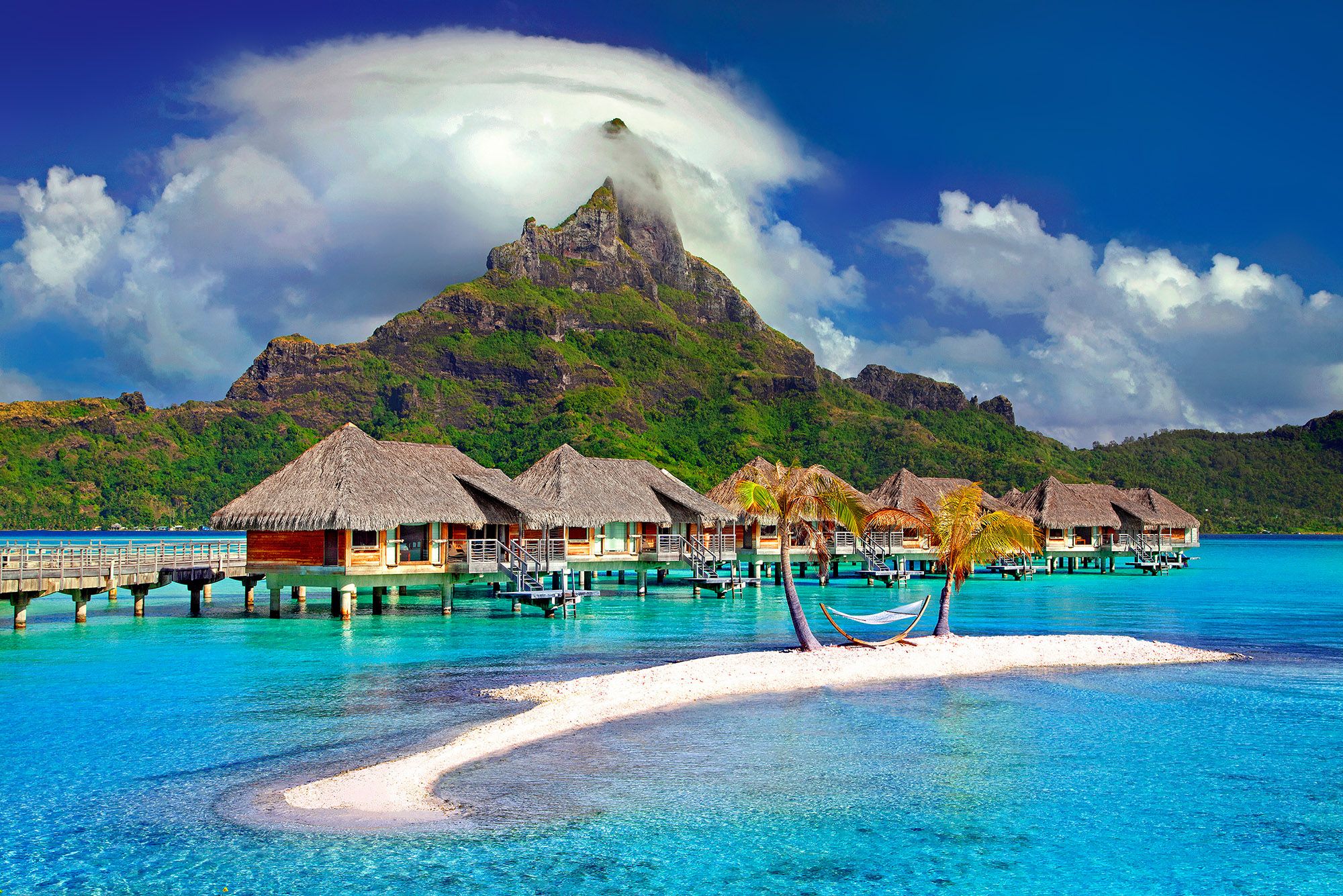 Infinity pool overlooking the sea — private escape